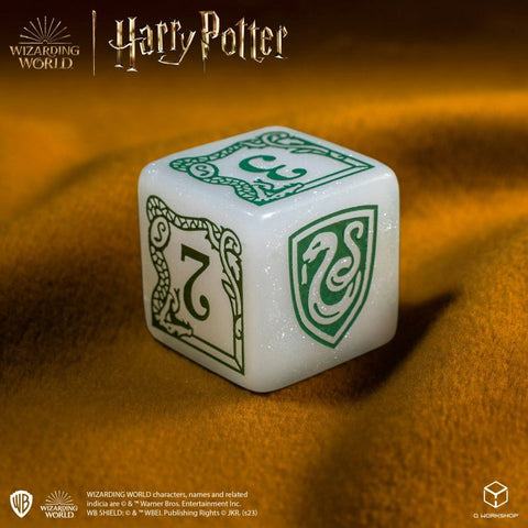 Slytherin kauliukas – baltas blizgantis šešiakampis kauliukas su žaliu gyvatės skydu ir numeriu 7, matomas kampu