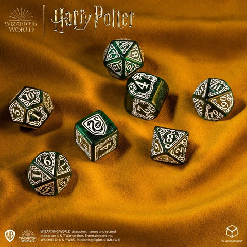 Harry Potter kauliukų rinkinys – 7 žali blizgantys poliedriniai kauliukai su baltomis raižytomis skaitmenimis ant aukso fono