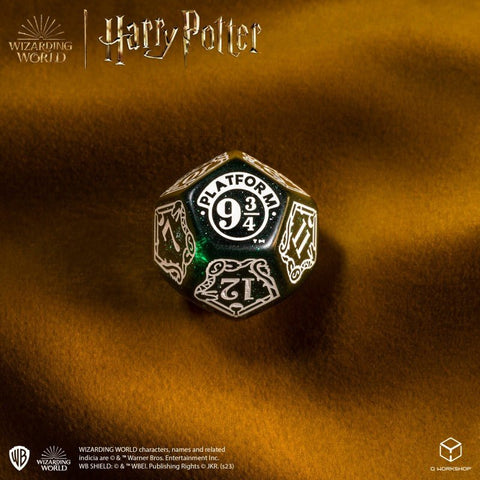 D20 kauliukas Harry Potter žalias metalinis su Platform 9¾ emblema, kampinis artimas kadras pabrėžia skaičių detalę
