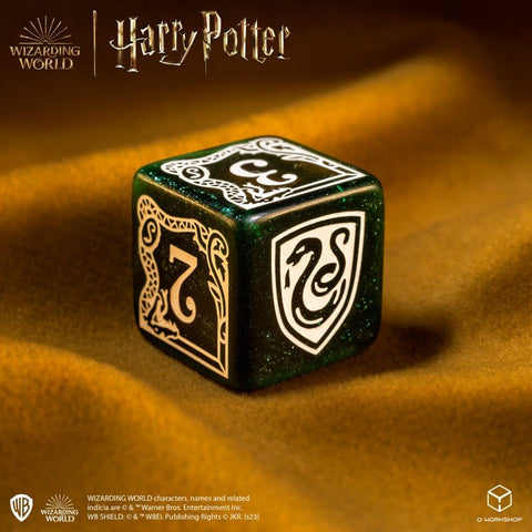 Kauliukas Slytherin tematikos, tamsiai žalia blizgi danga su sidabriniu gyvatės herbu ir numeriu, trijų pusių kampas