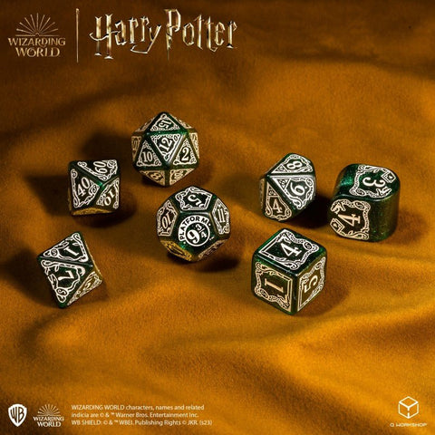 Kauliukų rinkinys Harry Potter 7 žali blizgūs polihedronai, d20 su Platform 9¾ centre ant auksinės paklodės