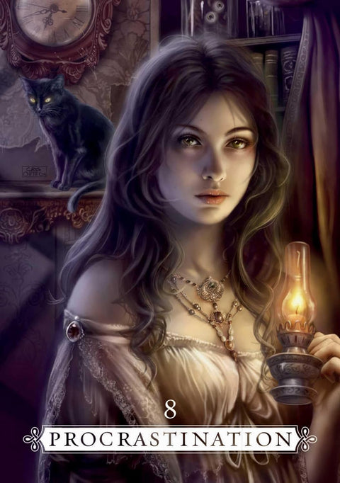 Tarot korta 8: priekis su elegantiška moterimi laikant lemputę, juodu katinu ir ornamentuotu numeriu, šilti tonai
