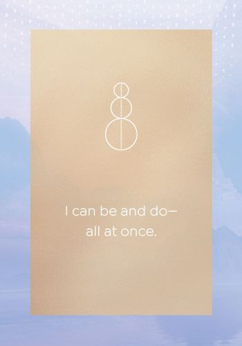 Įkvepiantis plakatas smėlio spalvos, su baltu užrašu "I can be and do—all at once" ir trigubu geometriniu simboliu viršuje