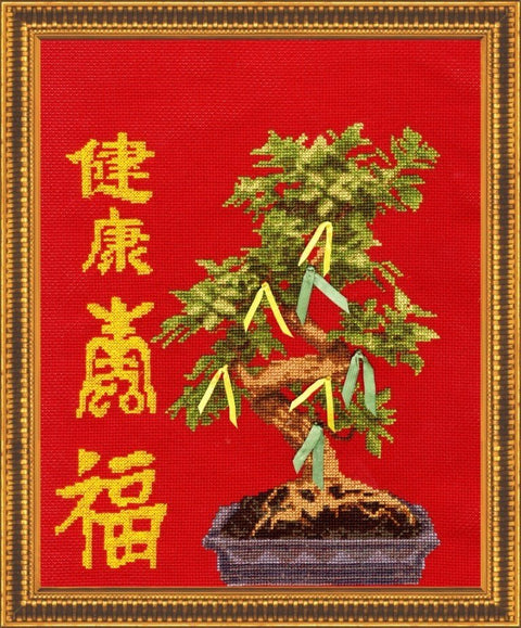 Siuvinys – raudoname fone įrėmintas siuvinėtas bonsai su geltonais kinų hieroglifais ir auksine rėme