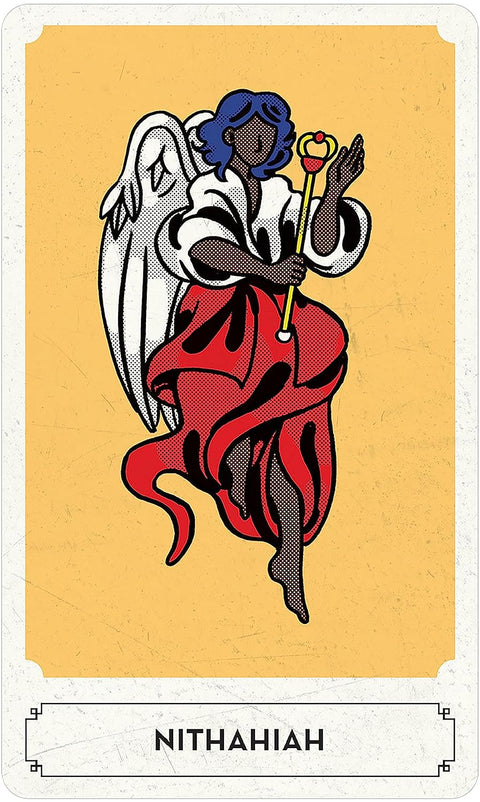 Tarot korta NITHAHIAH — priekinis dizainas: angelas su mėlynais plaukais, baltomis sparnais, raudona suknele ir auksiniu skeptru ant gelsvo fono