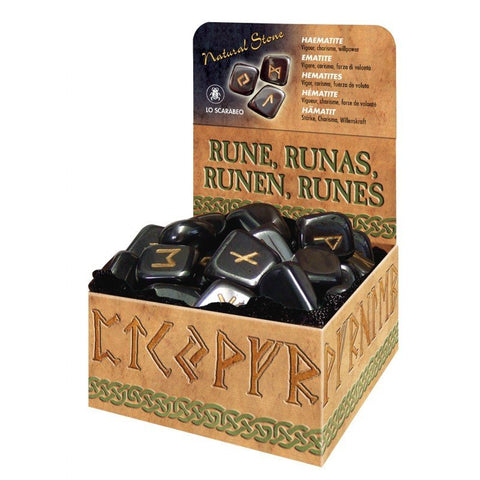 Hematito runų rinkinys Lo Scarabeo – blizgūs juodi akmenys su auksinėmis runomis, pateikti dekoratyvioje parduotuvės dėžutėje