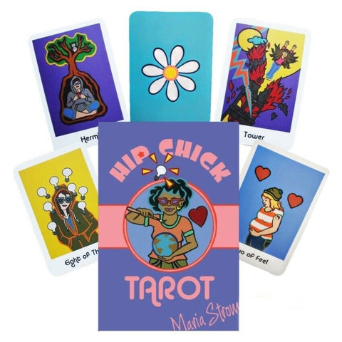 Tarot kortos Hip Chick (Maria Strawn) su violetine dėžute ir keliomis ryškiomis, ryškiai iliustruotomis kortomis išdėstytos ratu