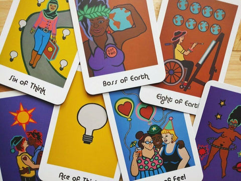 tarot kortos daugiaspalvis rinkinys su baltomis kraštinėmis, įvairios įtraukiančios iliustracijos ir kortų pavadinimai