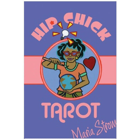 Tarot Hip Chick kortų rinkinys Maria Strom — violetinė‑rožinė viršelio iliustracija su moterimi, laikančia žemės rutulį ir širdį