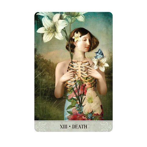 tarot korta Mirtis (XIII) – elegantiška moteris su atvira krūtine, lelijomis, drugeliu ir gėlių raštu ant priekinės iliustracijos