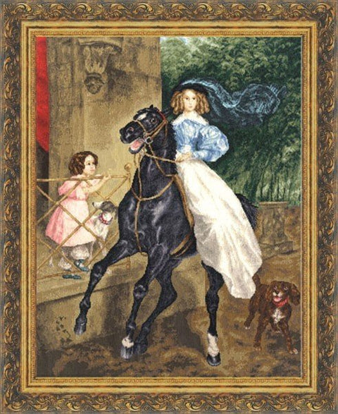 Siuvinėtas gobelenas su raitelio moterimi ant juodo žirgo, mėlyna palaidinė ir balta suknelė, šuns ir vaiko scena