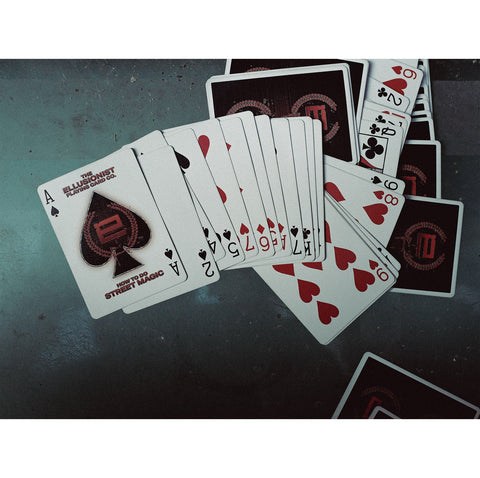 Kortos Ellusionist, baltos su juodai–raudonu tūzo dizainu, išskleistos ventyliu ir parodytos kortų nugarėlės detalės
