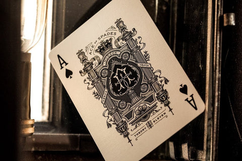 Kortų kaladė Theory Eleven — juodai balta Ace of Spades korta, pasvirusiu kampu demonstruojanti detalią ornamentiką