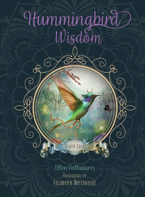 Orakulo kortos Hummingbird Wisdom, priekinis viršelis su žalsvu kolibriu, auksiniu ornamentu ir tamsiai mėlynu fonu