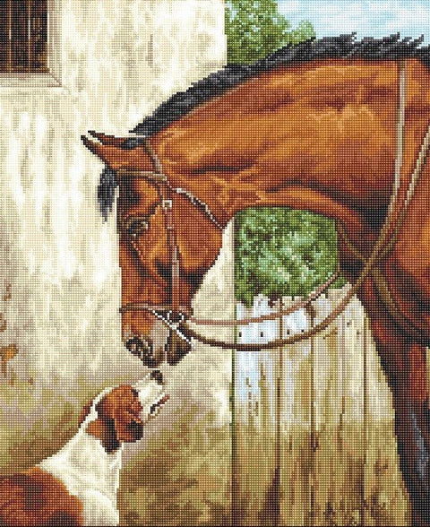 Siuvinėjimo rinkinys su rudos spalvos žirgo ir balto šuns profiliu prie medinio tvarto, portretinis artėjimas