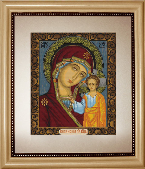 Ikona Kazanės Dievo Motina siuvinėta kryželiu bordo ir aukso spalvų, šviesiame mediniame rėme, 40×50 cm, artimas priekis