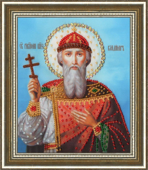 Ikona su auksinio rėmo apvadais ir rankų darbo raudonų, žalių bei aukso karoliukų dekoracija, portreto formatu