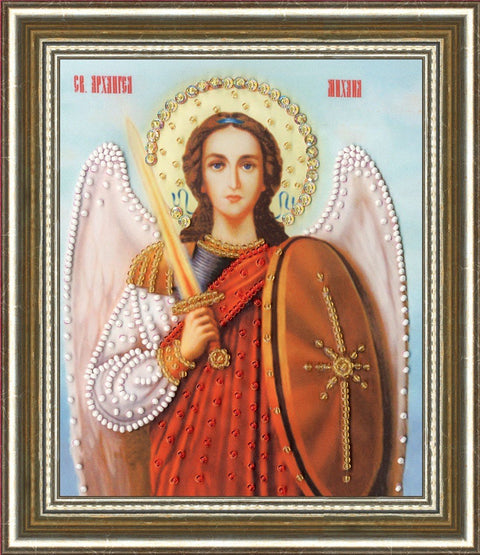 Ikona arkangelo, dekoruota auksiniu rėmu ir karoliukais, su raudona drapiruote, stačiakampė 30×40 cm