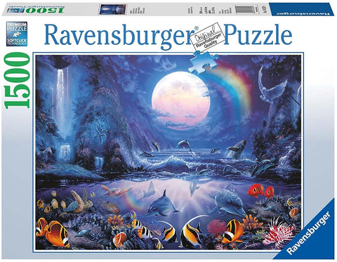 Dėlionė Ravensburger 1500 detalių — mėnulio apšviesta jūros scena su delfinais, banginiais ir ryškiomis koralinėmis žuvimis