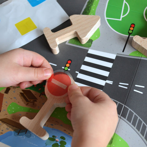 IGROTECO medinis kelio ženklų mokomasis rinkinys 18 det. su keliais, lipdukais ir automobiliais 3+