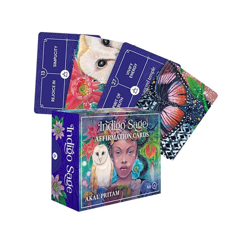 Affirmacijų kortos Indigo Sage – spalvinga violetinė dėžutė su pelėda ir fanuotos kortelės, atskleidžiančios priekinį ir galinį dizainą