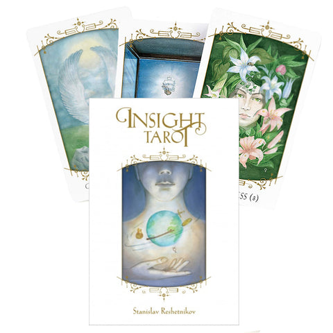 tarot kortos Insight Tarot baltame dėkle su priešais išskleistomis trimis kortomis – mėlyna ir žalia paletė