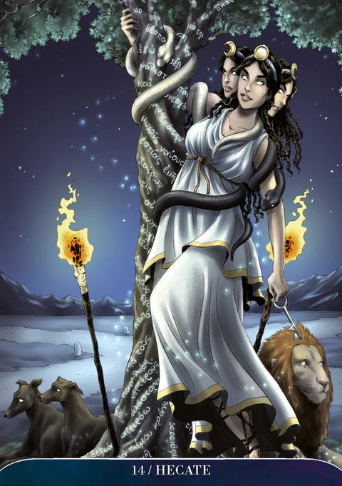 tarot korta Hekatė, trijų veidų deivė baltais drabužiais su gyvatėmis, fakelais ir liūtu naktiniame fone, unikalios medžio runos