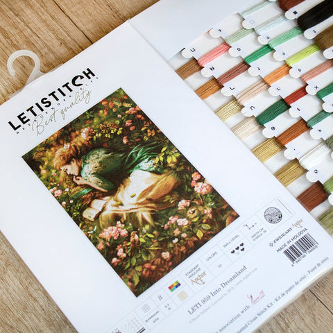 Kryželių rinkinys LETISTITCH "Into Dreamland" su baltu paketu ir spalvotomis siūlų kortelėmis, parodytas pilnas komplektas