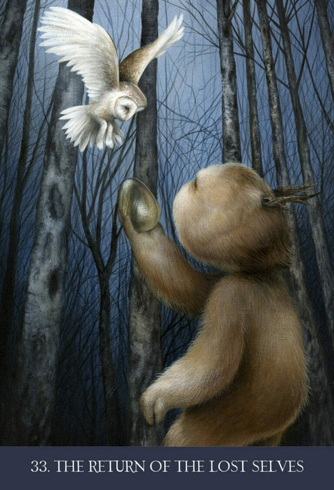Plakatas The Return of the Lost Selves tamsiai mėlynas miško iliustracinis dizainas su pelėda ir meškiuku, 30×45 cm