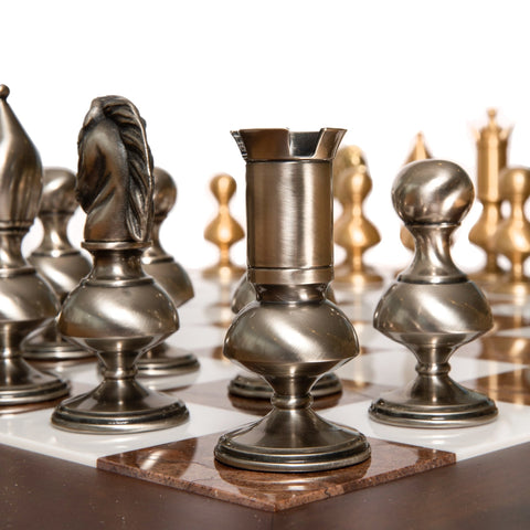 Šachmatų figūra sidabrinė metalinė roka iš arti, atvaizduota centre ant baltos ir rudos lentos, parodo išraiškingą tekstūrą ir poliruotą apdailą