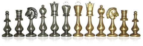 Šachmatų figūros metalinės rinkinys — blizgios sidabro ir aukso figūros išdėstytos dviem spalvų eilėmis