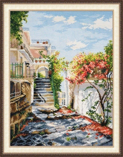 Kryželių rinkinys „Mediteranos gatvė“ 40×50 cm, baigtas ir įrėmintas, šviesių tonų laiptų bei rausvų žiedų scena, tinka prie šviesaus interjero