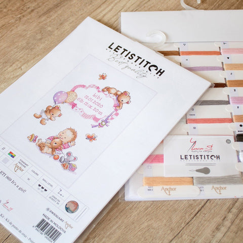 Siuvinėjimo rinkinys Letistitch su rožiniais pastelinių spalvų siūlais ir kūdikio motyvo schema priekinėje pakuotėje