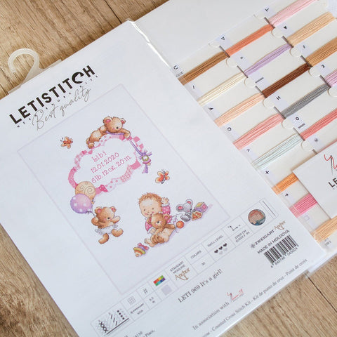 Siuvinėjimo rinkinys LETISTITCH su kūdikių motyvu, pastelinėmis gijų spalvomis ir aiškiai matoma spalvų kortele