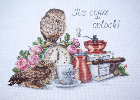 Siuvinys su kavos motyvu: dvi pelėdos, senovinis laikrodis, kavinukas ir užrašas It's coffee o'clock, rausvai-žalios gėlės