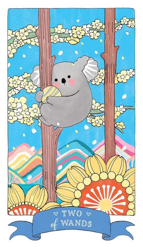 tarot korta Two of Wands: pastelinių spalvų vertikali iliustracija su miegančiu koala ant medžio ir saulėgrąžomis