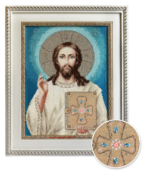 Kryželiu siuvinėta ikona Jėzaus, įrėminta sidabriniu rėmu, mėlyno fono ir apatinio dešinio kryžiaus detalių artinys