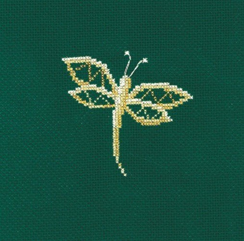 Siuvinys auksinis drugelis ant tamsiai žalsvo audinio, mažas centrinis ornamentas, skirtas drabužių ir interjero akcentui