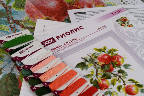 Kryželių siuvinėjimo rinkinys Riolis su obuolių motyvu, spalvotomis siūlų kortelėmis, Aida audiniu ir schema