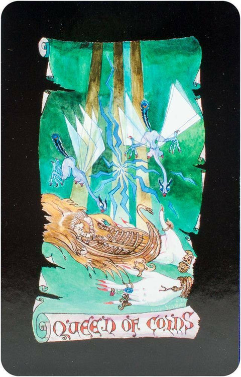 Tarot korta Karalienė monetų, žalias akvarelinis fonas su laiveliu ir sparnuotomis būtybėmis, vertikalus juodas rėmas