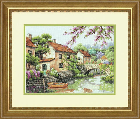 kryželių rinkinys: kaimo namelių scena su tilteliu ir valtimi, pastelinės spalvos, matmenys ~40×30 cm, auksinis rėmas