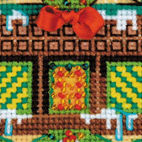Siuvinėtas kalėdinis advento kalendorius, artimas kadro detalė su raudonu kaspinu, žalia‑geltonomis kišenėmis ir karoliukais