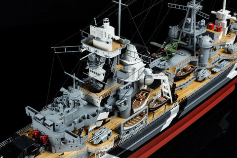 Karo laivo modelis 1:350 pilkas, detalus vidurinės denio fragmentas su gelbėjimo valtimis ir katapultiniu lėktuvu