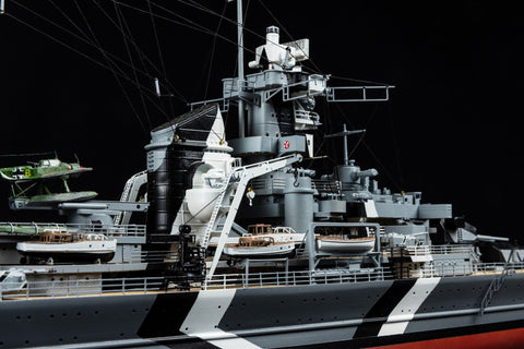 Karo laivo modelis 1:350 pilkos–juodos kamufliažo detalės, artimas šono fragmentas rodantis valtis ir hidroplaną