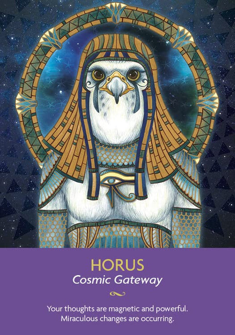 Horus korta: auksinis-mėlynas egiptietiško sakalo įvaizdis su purpurine juosta ir tekstu Cosmic Gateway