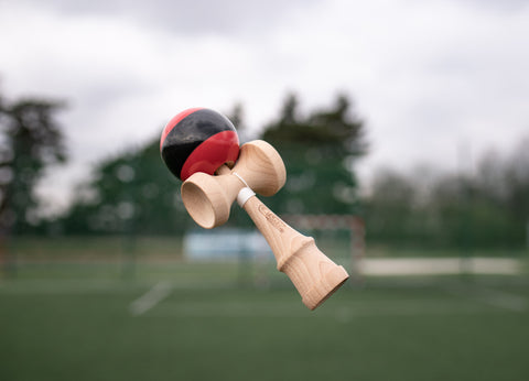 Kendama YoYoFactory medinė raudona, 18 cm – triukams, nuo 9 m.