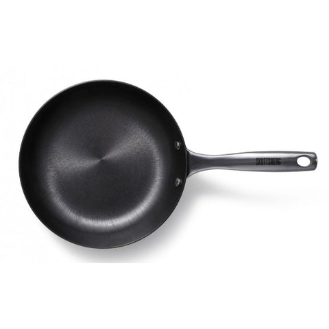 Keptuvė SKOTTSBERG juoda 28 cm su nelimpančiu paviršiumi ir ergonomine metaline rankena, rodoma iš viršaus