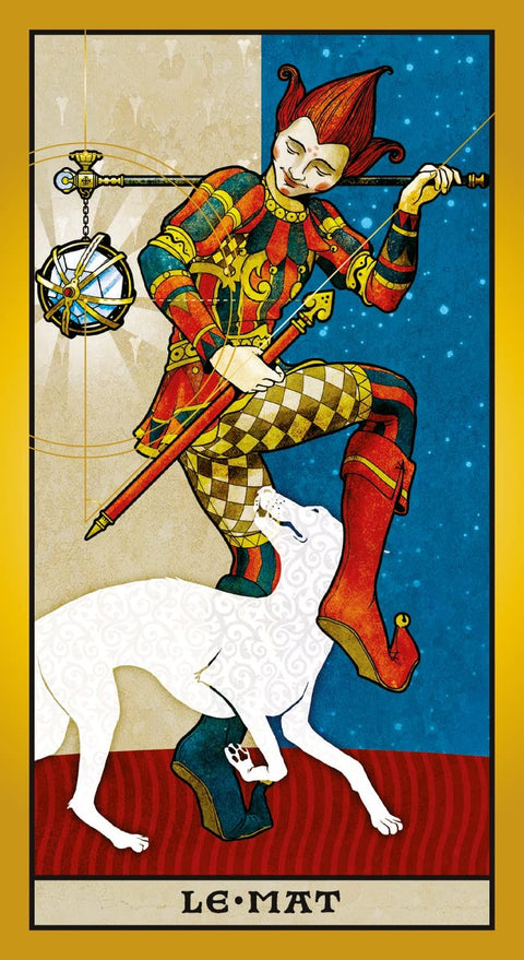 tarot korta Le Mat su spalvingu juokdariu raudonais batais ir baltu šunimi, pilnas kortos priekinis dizainas