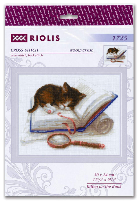 Siuvinėjimo rinkinys Riolis, motyvas Katinėlis ant knygos — rudaplaukis katinėlis ant atviros knygos, 30×24 cm drobė