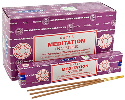 Meditaciniai smilkalai Satya, violetinė 15 g dėžutė su Meditation etikete ir trimis atviromis lazdelėmis priekyje